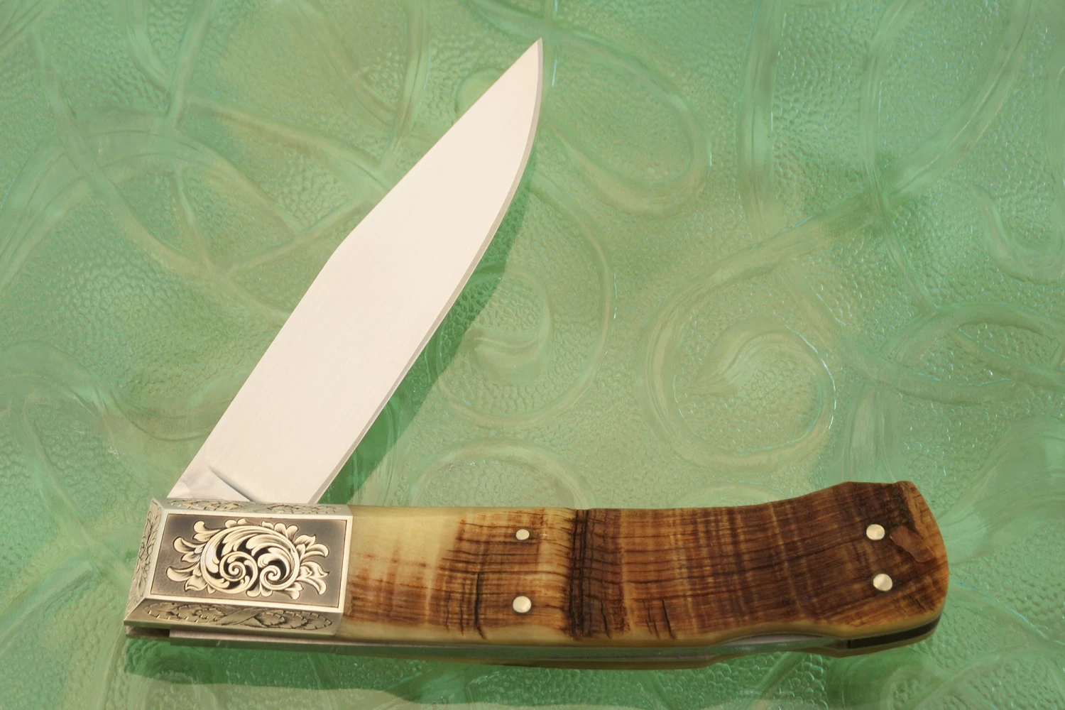 Engraved Backlock Folder With Sheep Horn 4 Engraved Backlock Folder With Sheep Horn - Image 4