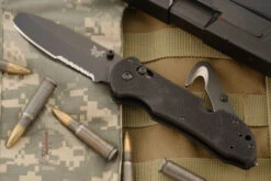 Benchmade Triage (916SBK) With Black G10, Serrated