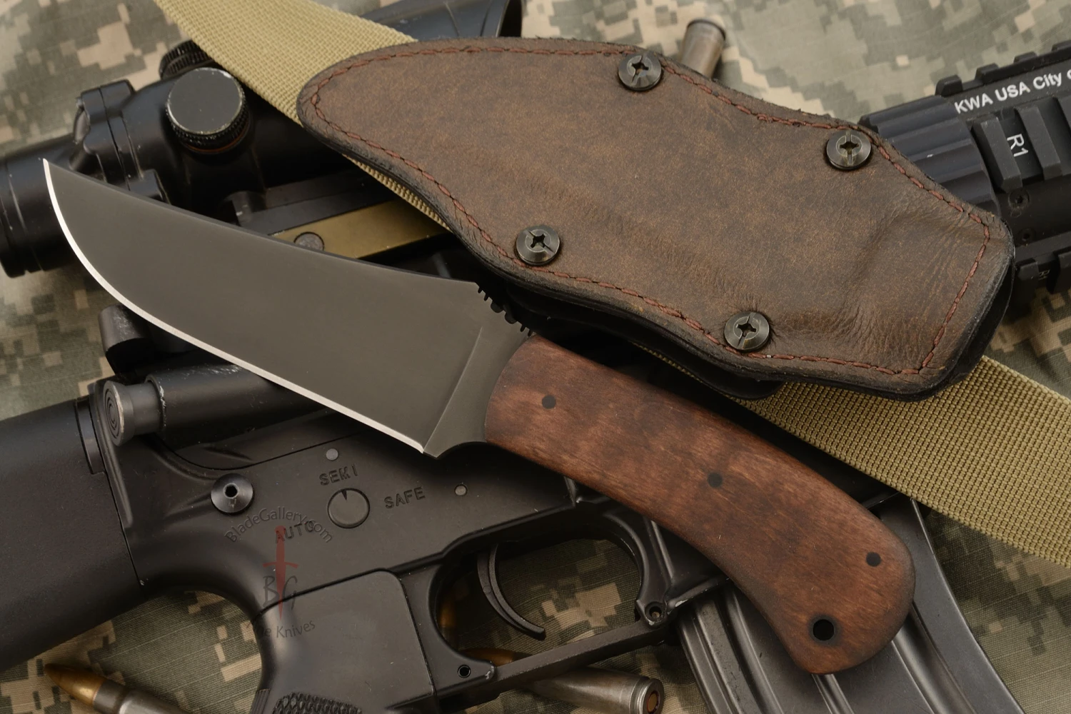 Belt Knife With Maple 1 Belt Knife With Maple