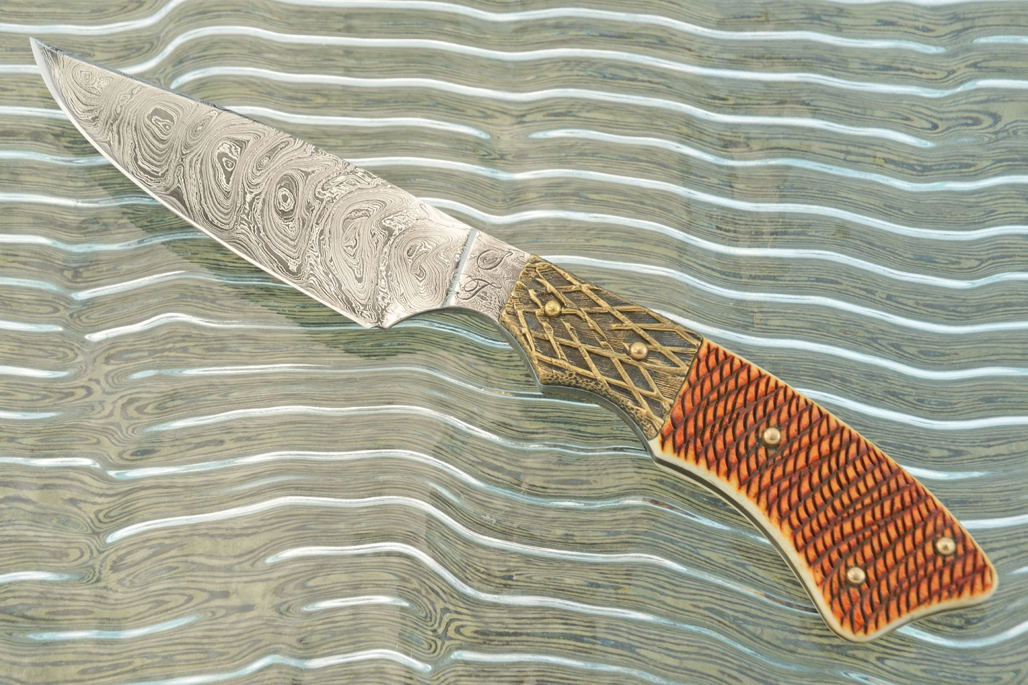 Damascus Batwing Hunter With Jigged Bone And Bronze 1 Damascus Batwing Hunter With Jigged Bone And Bronze