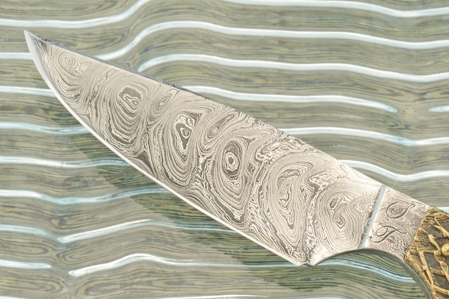 Damascus Batwing Hunter With Jigged Bone And Bronze 2 Damascus Batwing Hunter With Jigged Bone And Bronze - Image 2