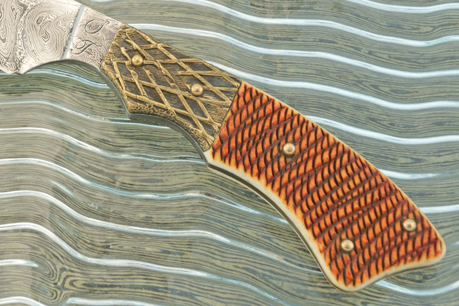 Damascus Batwing Hunter With Jigged Bone And Bronze 3 Damascus Batwing Hunter With Jigged Bone And Bronze - Image 3